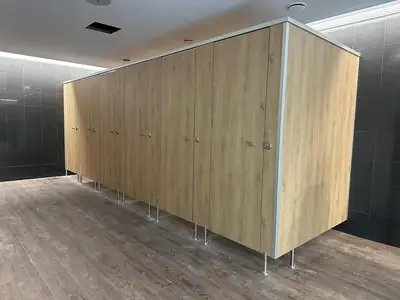 Cabinas sanitarias de compacto fenólico con acabado madera