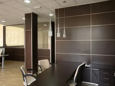 Despacho con las paredes revestidas con forro de pared en madera oscura