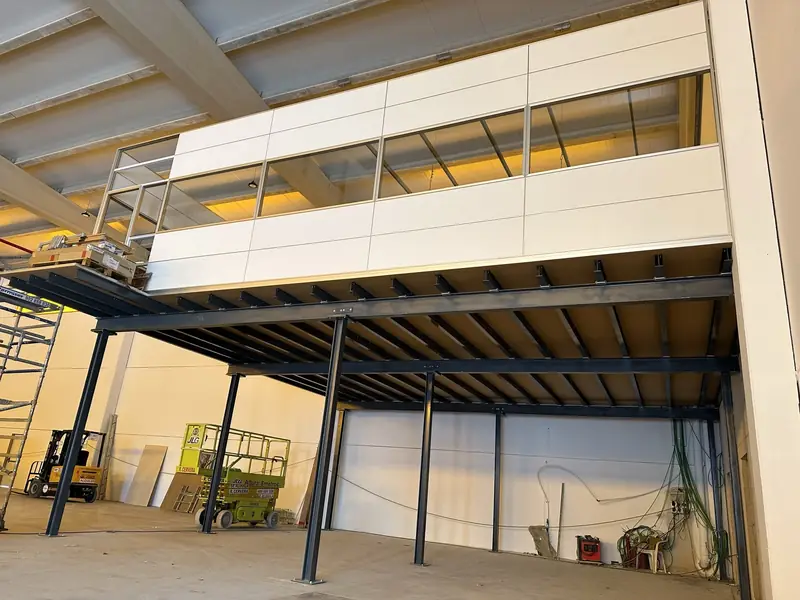 Altillo metálico con oficina en la planta superior dentro de una nave