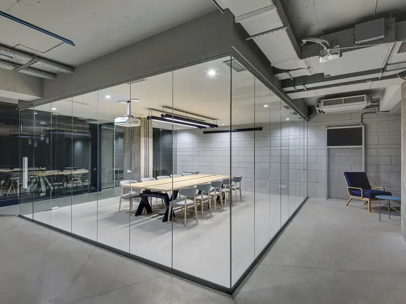 Sala de reuniones cerrada con mamparas de cristal en una oficina
