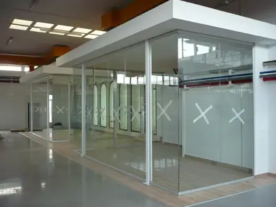Despachos cerrados con mampara monovidrio de cristal y vinilo decorativo