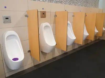 Separadores de urinario de compacto fenólico en acabado madera