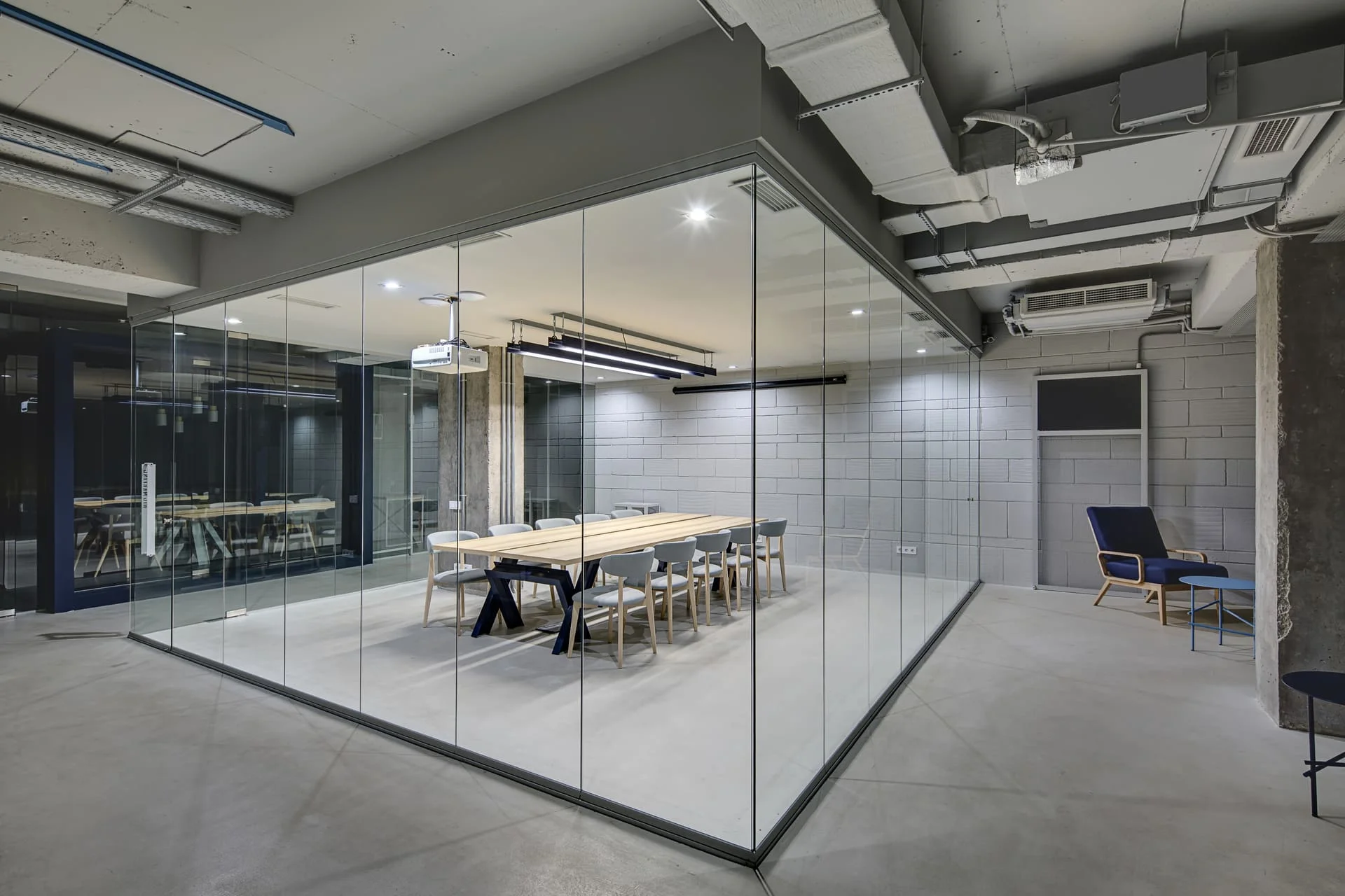 Cerramiento de Cristal para la creación de Oficinas Modernas | Bellum Logistics