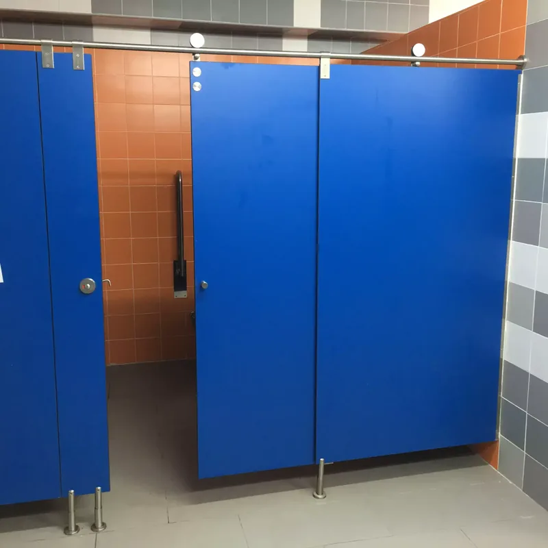 Cabinas sanitarias azules con tubo de acero inoxidable y pies regulables