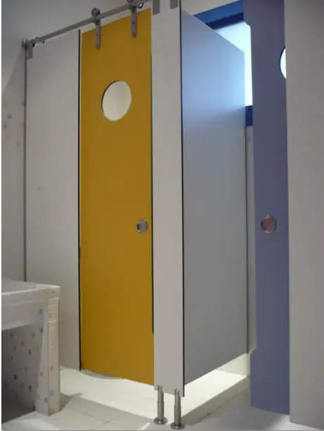 Cabina sanitaria con la puerta amarilla y un ojo de buey redondo