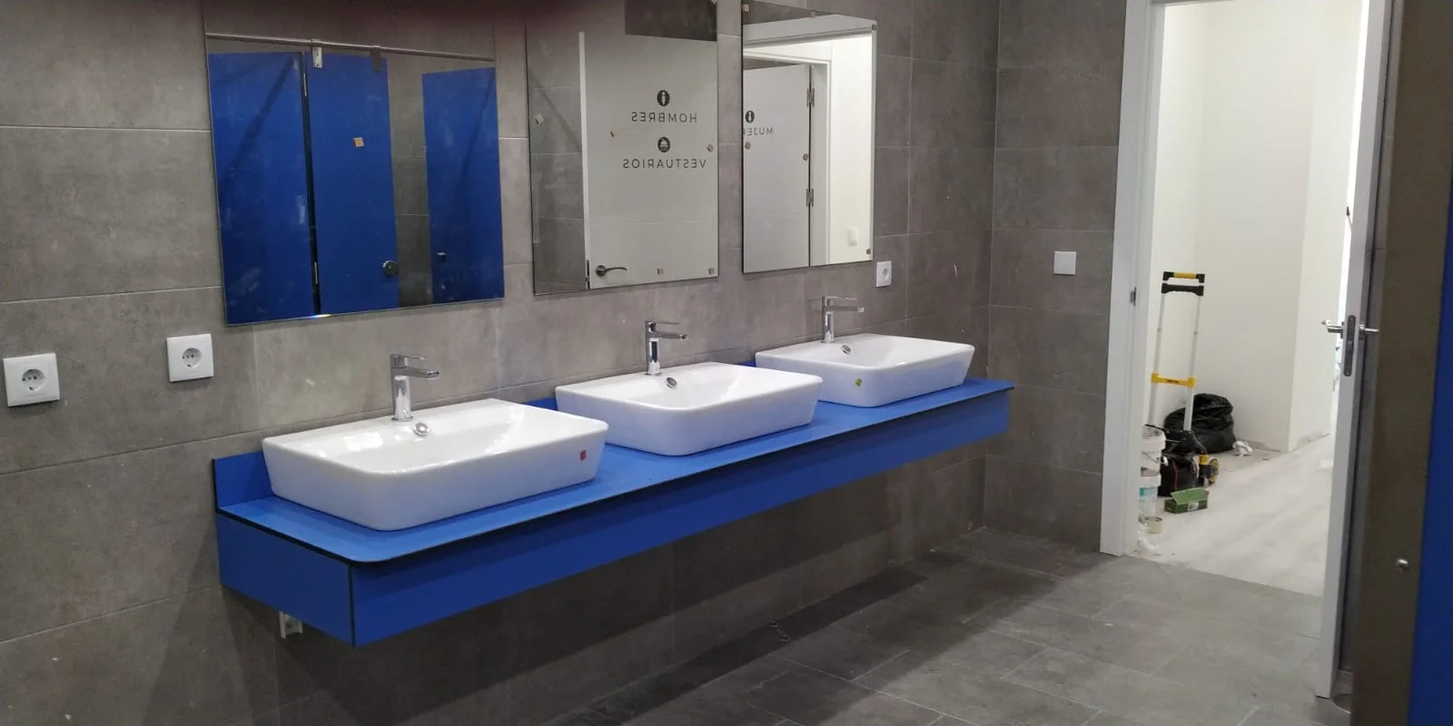 Encimera fenólica azul con lavabo y grifería de diseño para área infantil - Bellum Logistics