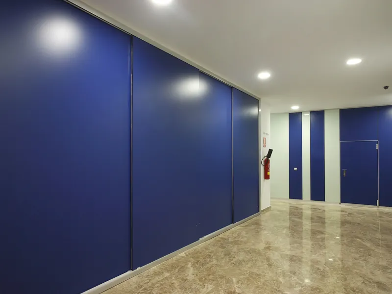 Pasillo con las paredes revestidas de compacto fenólico azul