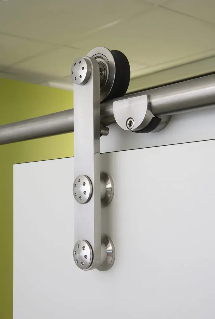 Polea de acero inoxidable de una puerta corredera de cabina sanitaria, que rueda sobre el tubo