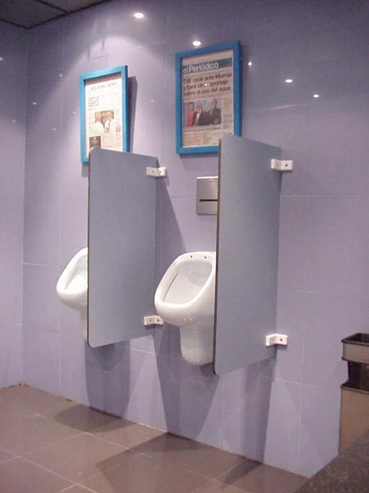 Separadores de urinario fenólicos de color lila en baño público elegante - Bellum Logistics