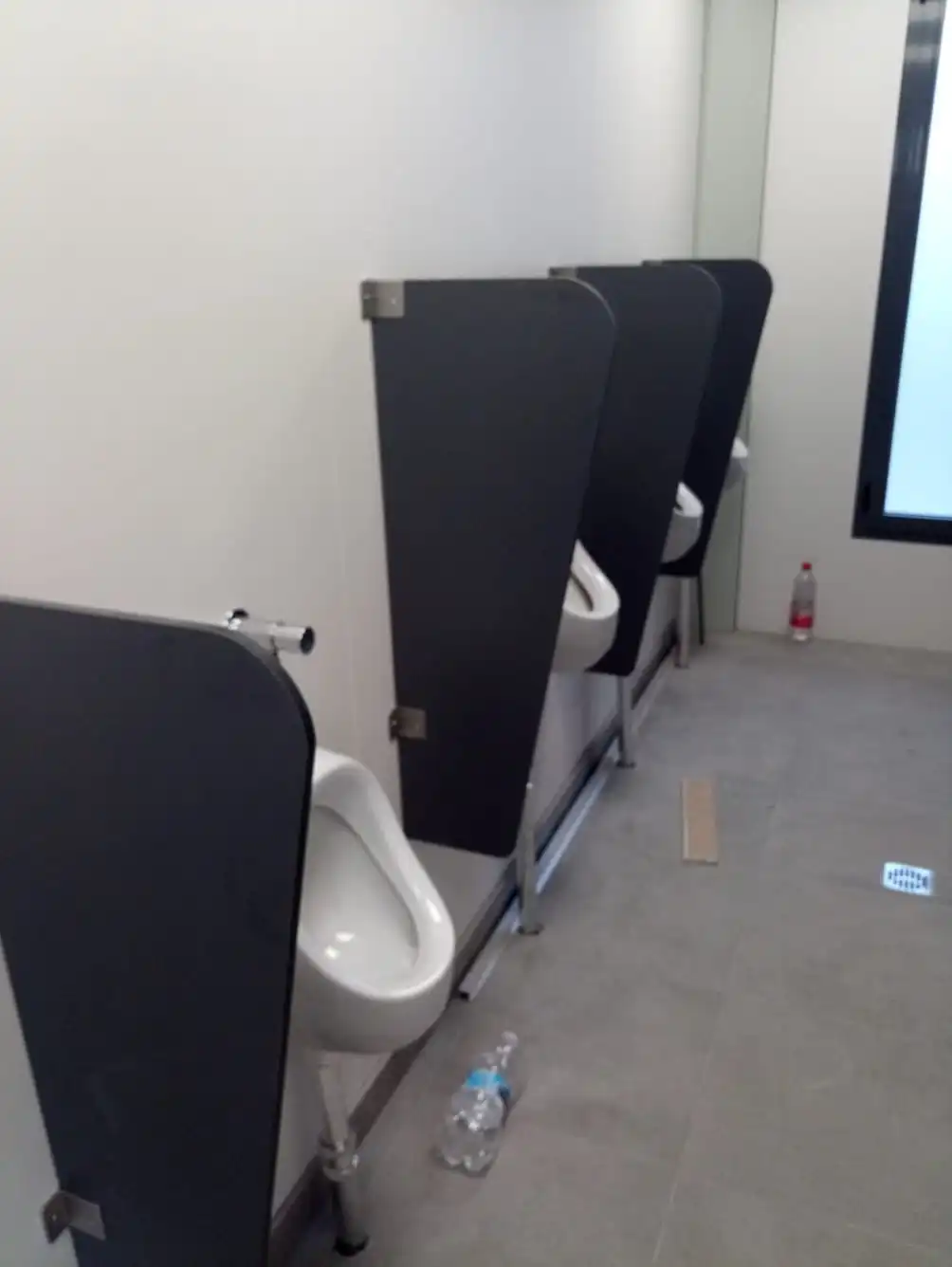 Separadores de urinario fenólicos negros en baño de diseño contemporáneo - Bellum Logistics