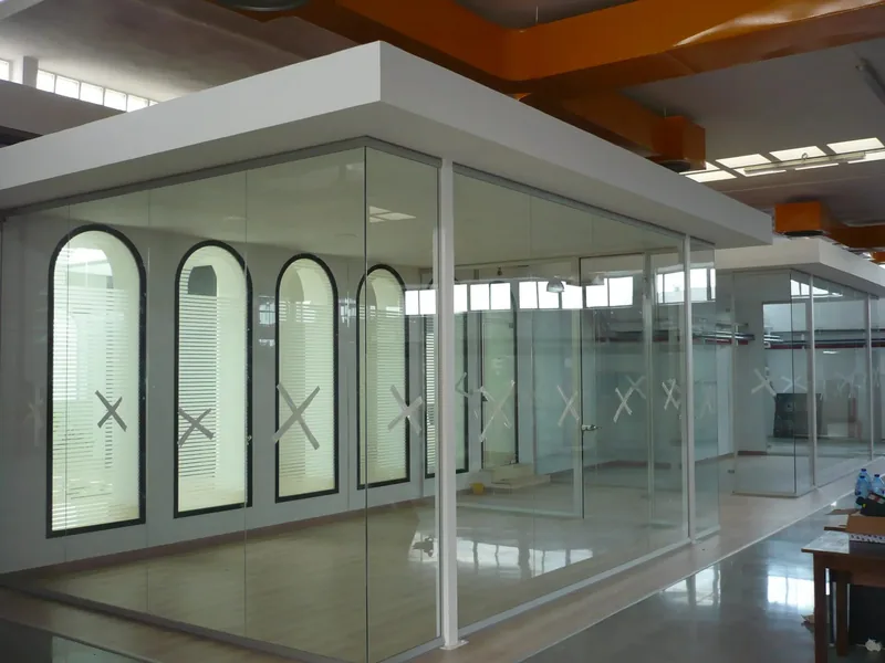 Despachos de cristal con las ventanas en arco al fondo
