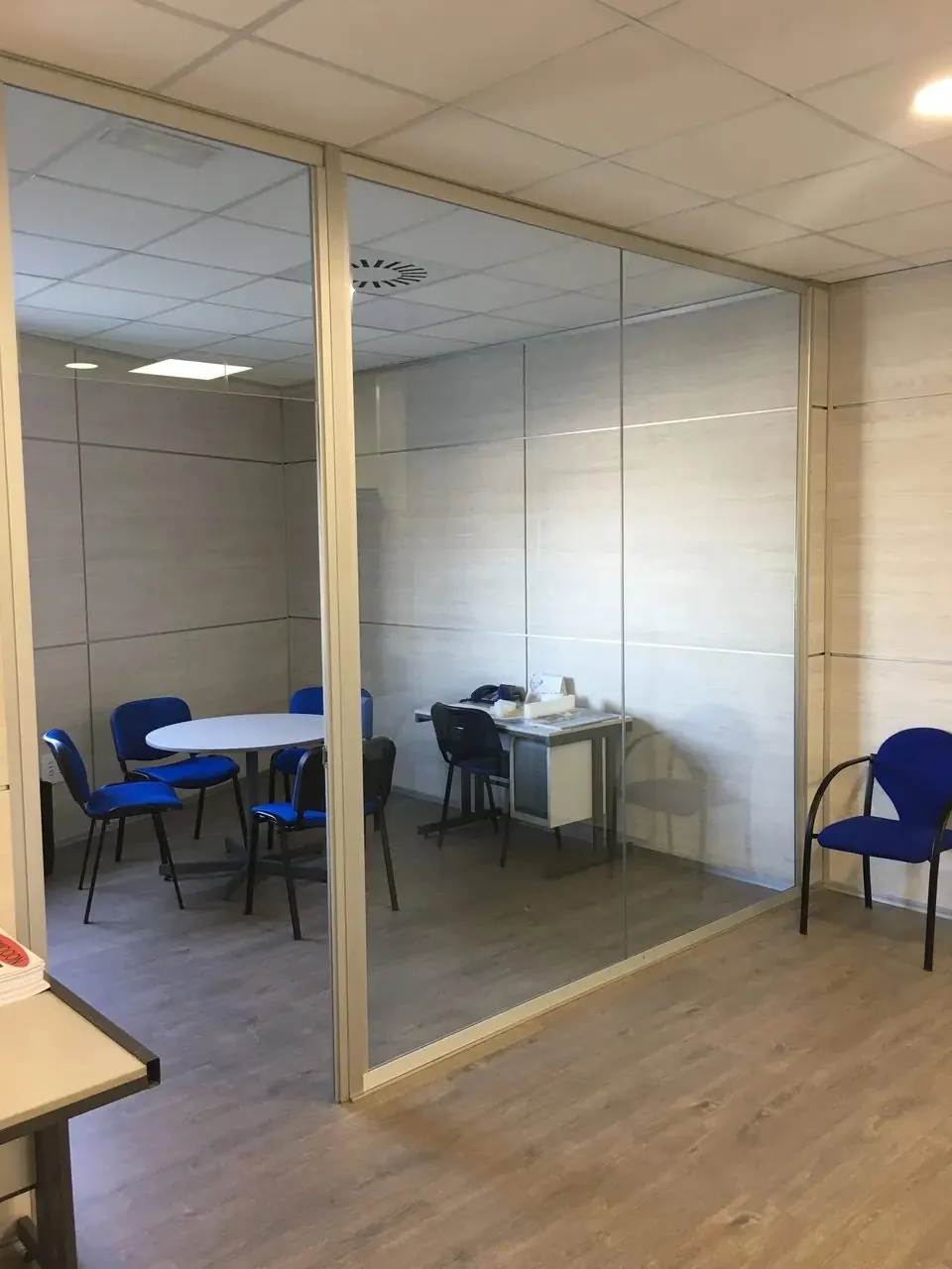 Sala de reuniones con el frente de cristal de suelo a techo