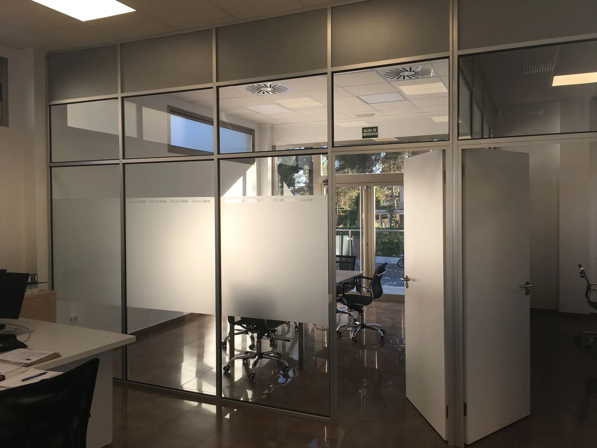 Cocina de oficina separada del área de comedor con una elegante mampara monopanel de cristal - Bellum Logistics