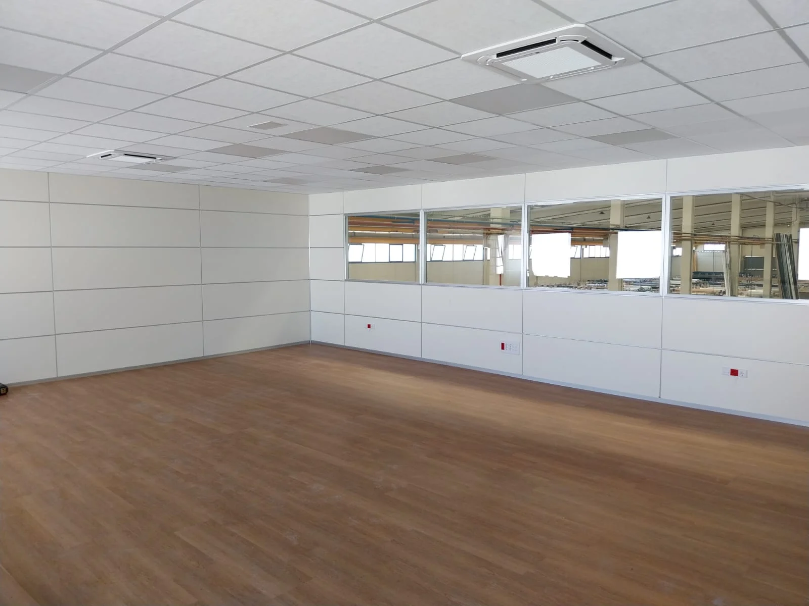 Interior de mampara de oficina sobre altillo con melamina en color blanco - Bellum Logistics