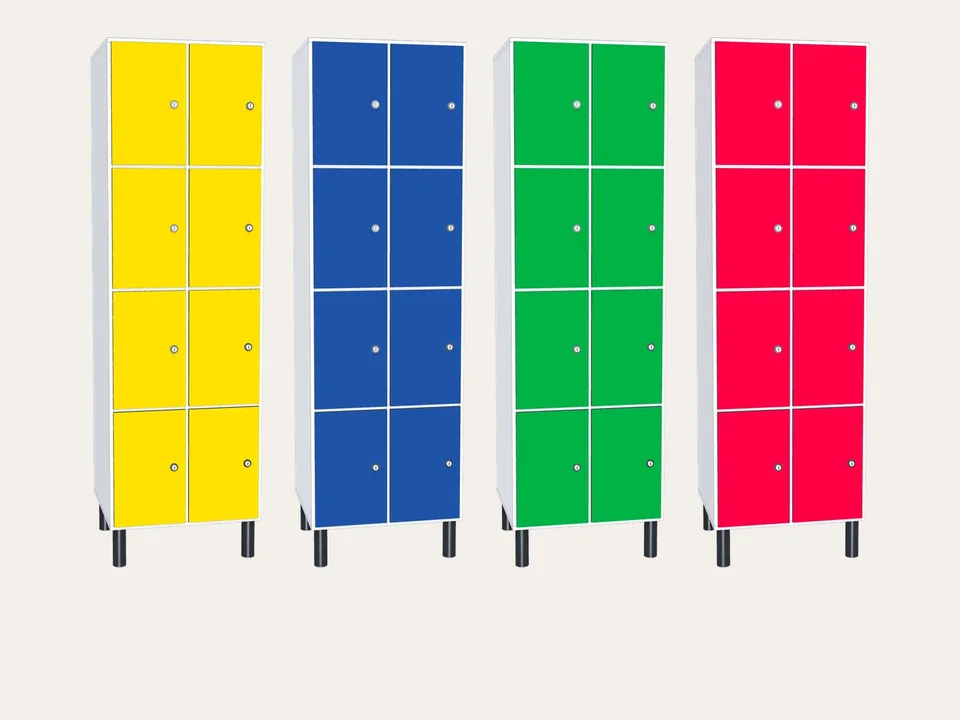 Render de cuatro taquillas de melamina blanca de dos cuerpos y cuatro puertas por cuerpo, con las puertas de compacto en amarillo, azul, verde y rojo