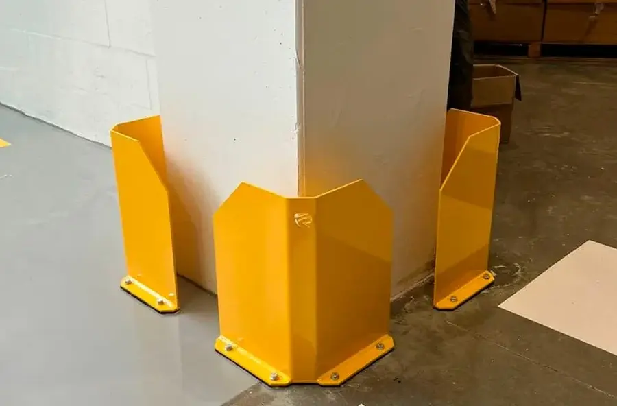 Proteccion de acero para columna de altillo metálico y entreplanta industrial pintada en color amarillo.